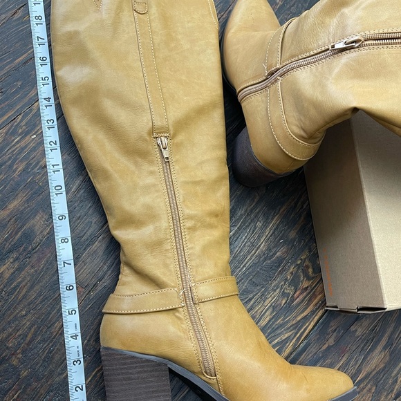 Women's Tan Knee-High Boots - Picture 4 of 7
